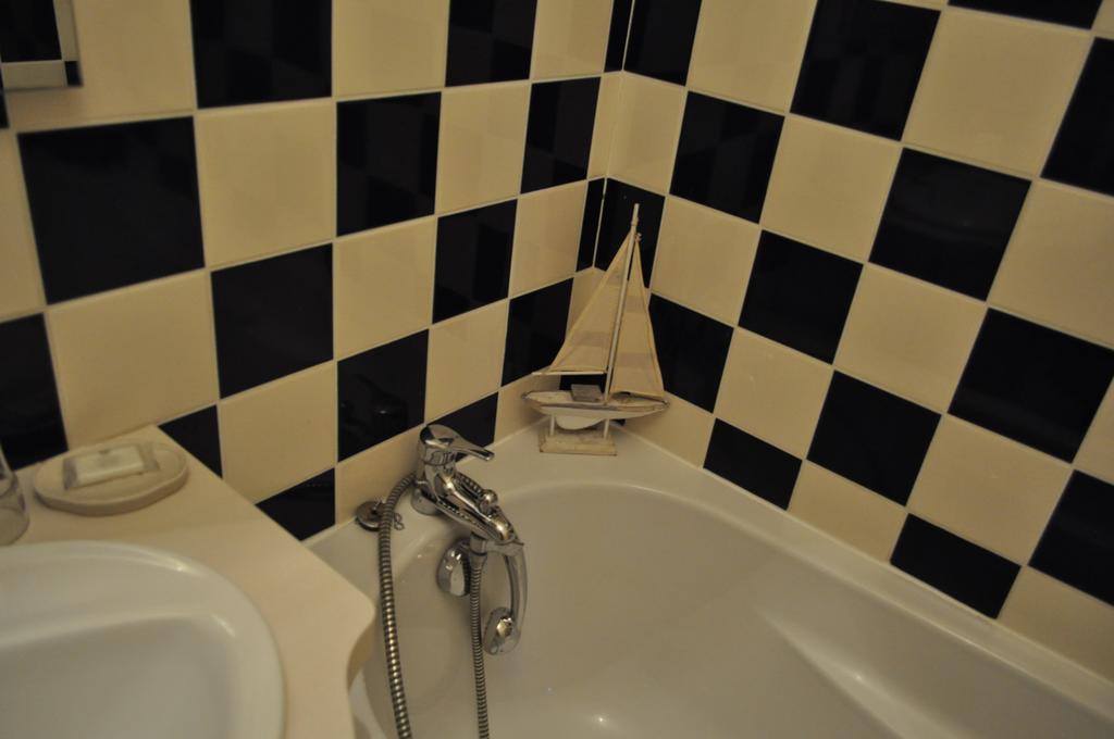 Le Chateau Des Ormes Bed and Breakfast Lambersart Δωμάτιο φωτογραφία